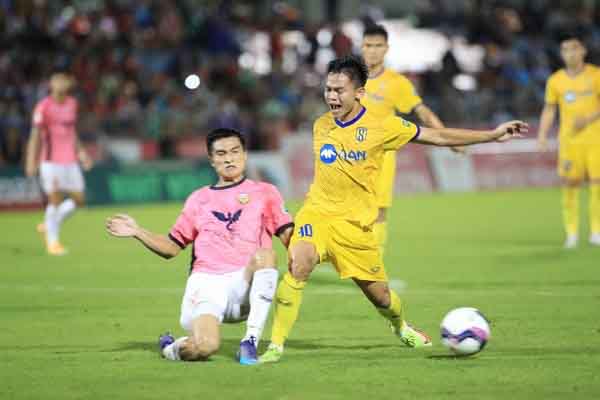 Hà Tĩnh chia điểm với SLNA ở trận derby xứ Nghệ