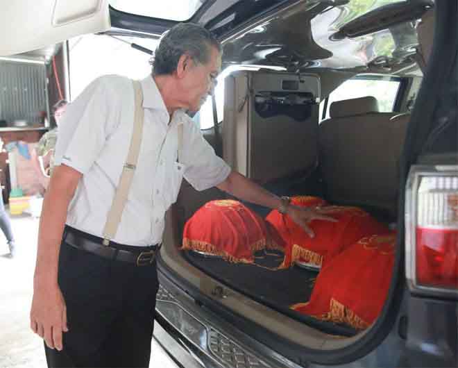 Gia đình Trường Giang mang sính lễ đến nhà cô dâu Nhã Phương