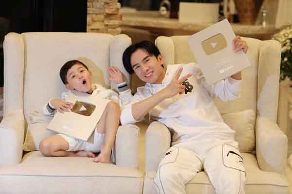 Đan Trường và con trai đồng loạt nhận nút bạc YouTube