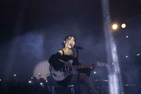 Ju Uyên Nhi cháy hết mình cùng dàn khách mời trong đêm nhạc Mellow-DI