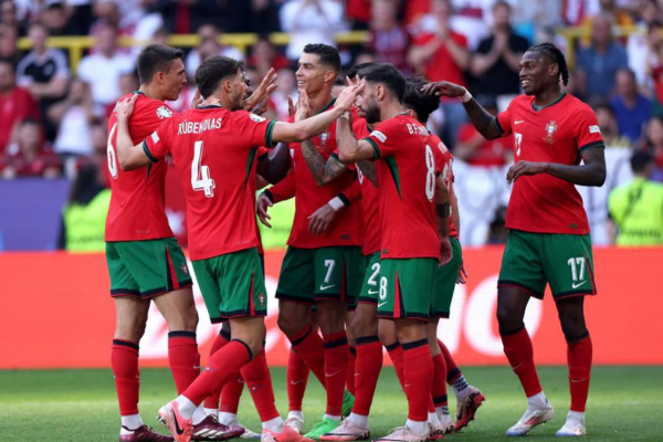 Ronaldo tỏa sáng, Bồ Đào Nha đoạt vé sớm vào vòng 1/8