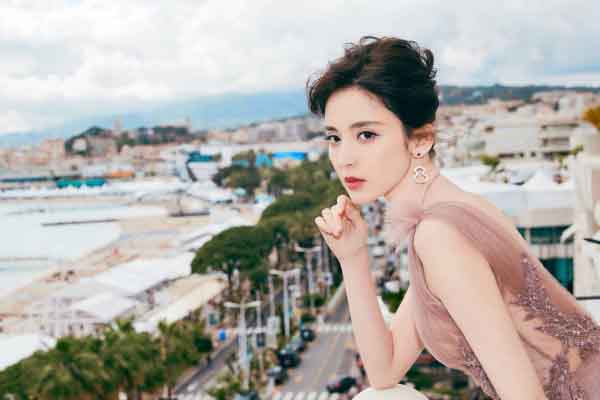 Mỹ nhân Tân Cương Cổ Lực Na Trát đẹp xuất thần dù bị chụp vội