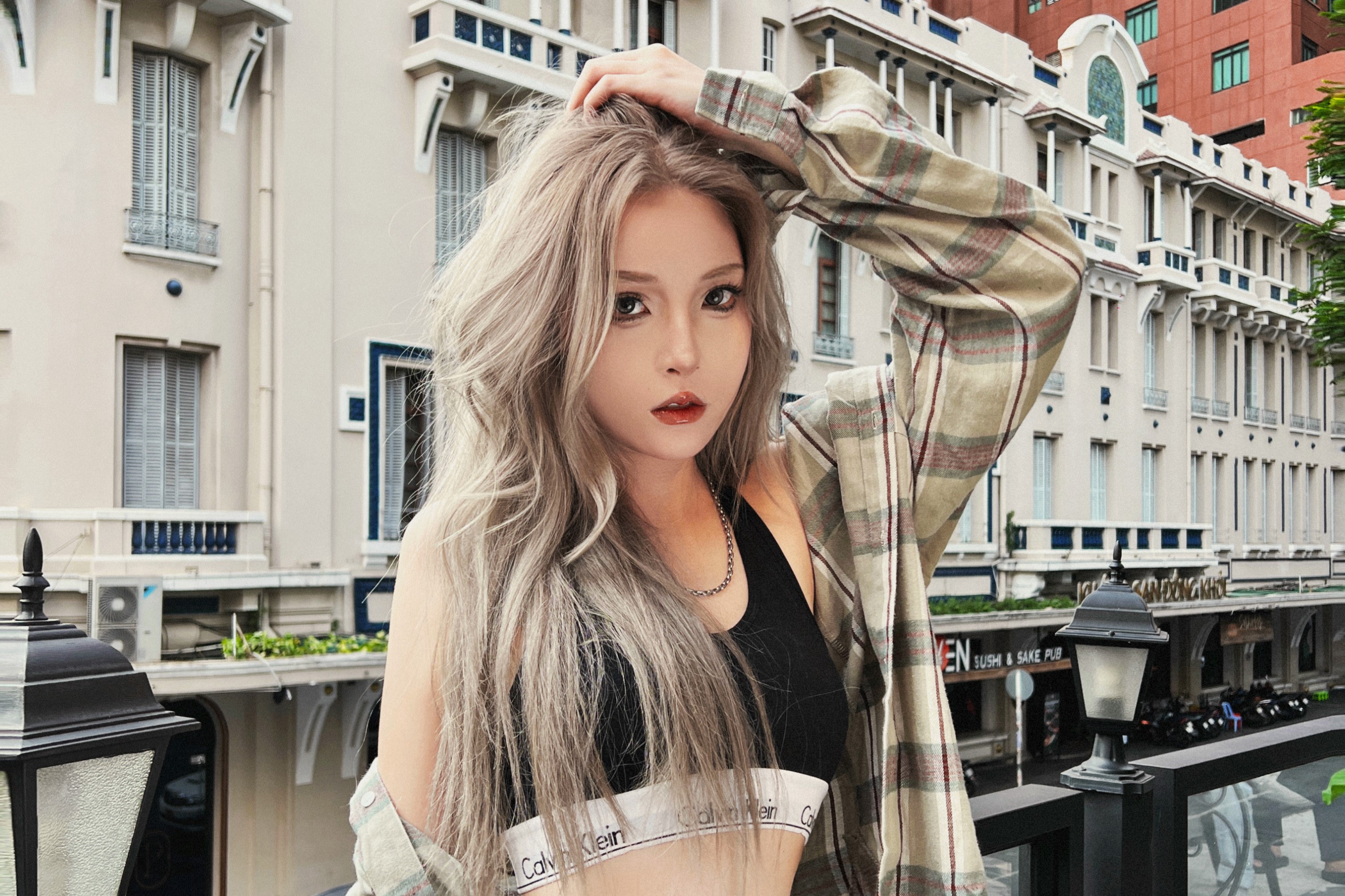 Mê mẩn vóc dáng ‘siêu thực’ của bạn gái Quang Đăng