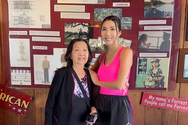 Ngọc Quyên sum họp với mẹ đẻ tại đất Mỹ