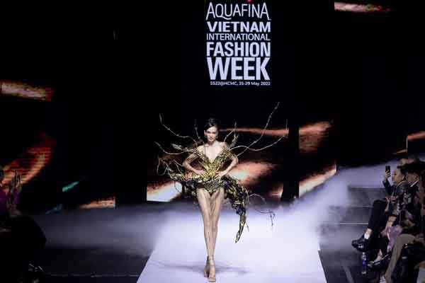 Trầm trồ khi xem Anh Thư diễn thời trang