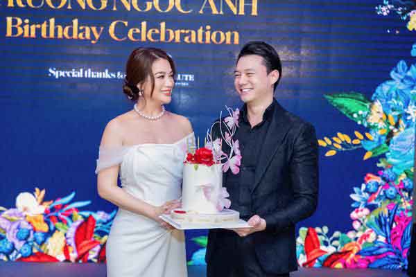 Trương Ngọc Ánh tình tứ cùng Anh Dũng thổi nến mừng tuổi mới