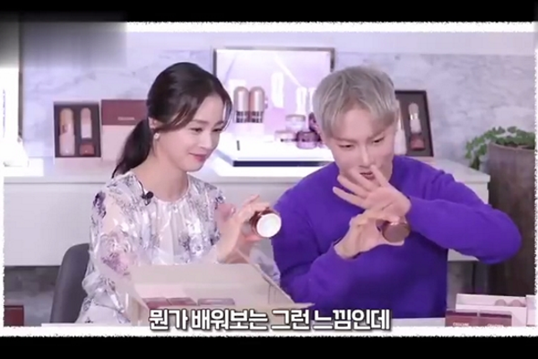 Kim Tae Hee khoe nhan sắc rạng rỡ sau sinh 40 ngày