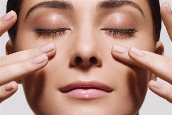 Massage đơn giản cho da rạng rỡ đón Tết