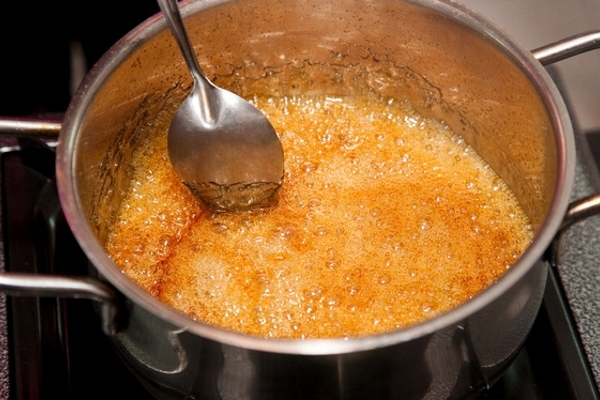 Dùng sáp đường tẩy lông hiệu quả, an toàn