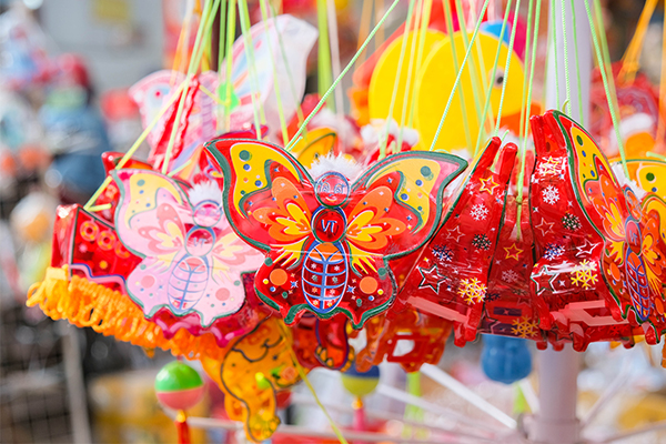 Phố lồng đèn bán sớm, các tiểu thương ngóng khách để nhập hàng