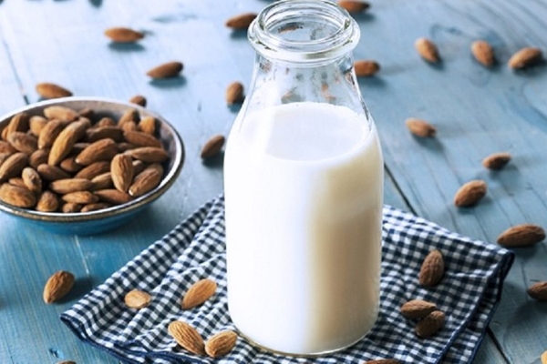 Sinh tố sữa hạnh nhân chà là giúp đẹp từ trong ra ngoài