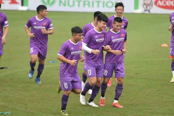 Tuyển Việt Nam đảo lộn mọi thứ vì Covid-19