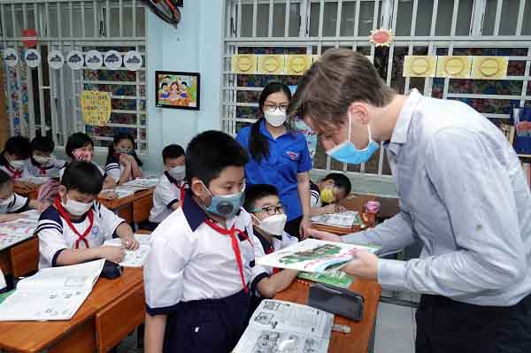 Mập mờ trong biên soạn, công bố sách giáo khoa tiếng Anh