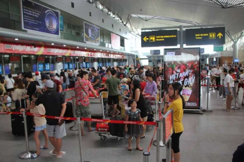 Phạt nam hành khách ném điện thoại vào nhân viên sân bay 7,5 triệu