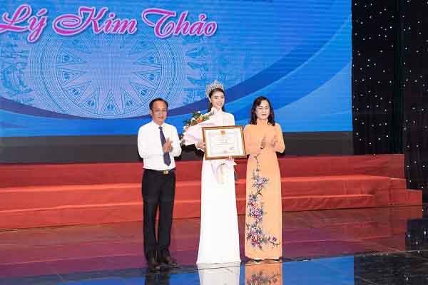 Lý Kim Thảo xúc động trong giây phút trở về quê hương sau đăng quang