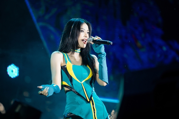 Sau ‘du học’, Lona được fans tấm tắc ‘giọng hát tỉ thuận với nhan sắc’
