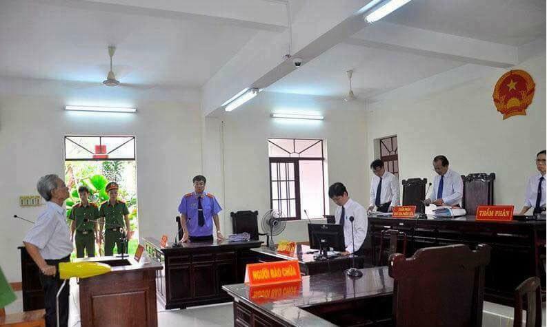 Khi kẻ ấu dâm ưỡn ngực, còn quan tòa cúi đầu