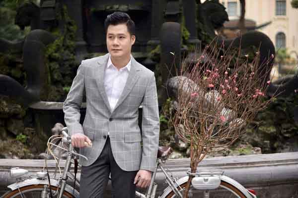 Quang Dũng xuống phố du xuân, gây sốt với vẻ ngoài lịch lãm tuổi 46