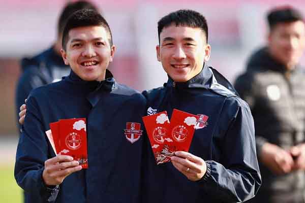 Các đội bóng của Việt Nam rộn ràng trong buổi tập khai xuân