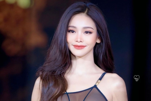 Engfa Wahara hát chung kết Miss Grand International 2023 tại Việt Nam
