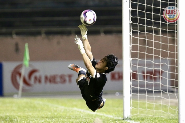 Tứ kết 2 – ‘Cầu thủ xuất sắc nhất trận đấu’: Thủ môn SHB Đà Nẵng hóa ‘người nhện’ tiễn U.19 Viettel rời giải