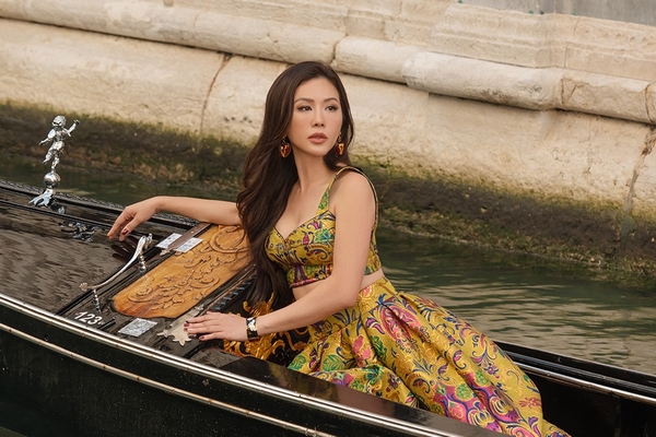 Hoa hậu Thu Hoài khoe sắc quyến rũ giữa trời Tây