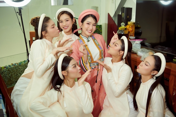 Hội ‘chị chị em em’ bê tráp cho đám hỏi Á hậu Phương Anh