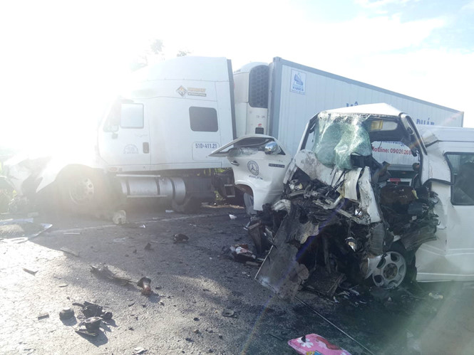 Quảng Nam: Tai nạn giao thông kinh hoàng, ít nhất 13 người tử vong