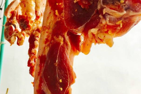 Tận dụng đợt nắng nóng gay gắt để làm món “thịt heo 1 nắng”