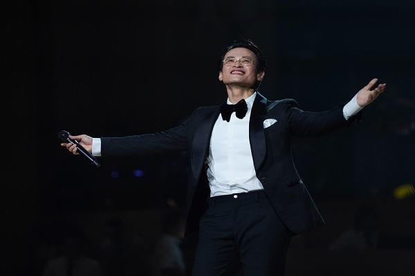 Phản ứng ‘dở khóc dở cười’ của Hà Anh Tuấn khi được fan nữ cầu hôn: ‘Thật là táo tợn!’