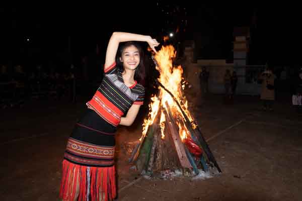 Diện trang phục truyền thống Ê Đê, Lona khiến buôn làng Đắk Lắk thương nhớ