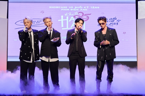 Nhóm nhạc ‘Khi ta hai lăm’ hát live như ‘nuốt đĩa’ ở sự kiện showcase