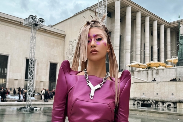 Quỳnh Anh Shyn mang tạo hình độc lạ đến Paris Men’s Fashion Week