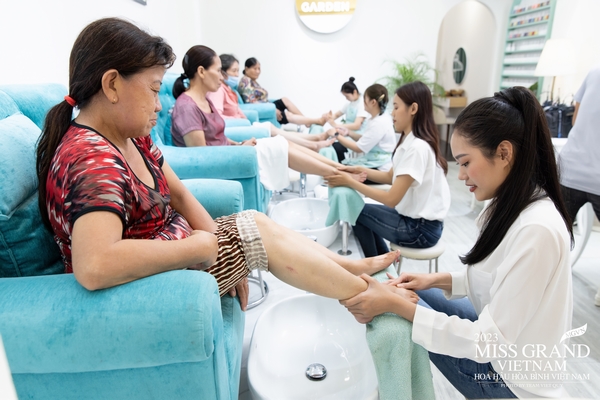 Thí sinh MGVN 2023 làm đẹp cho phụ nữ bán hàng rong