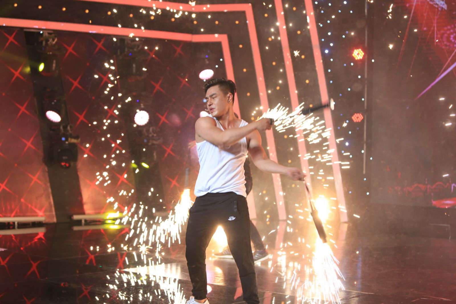 Việt Hương lo lắng khi Lê Dương Bảo Lâm mạo hiểm xiếc lửa