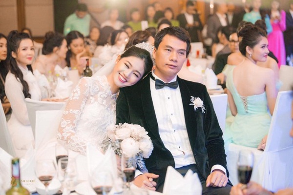 Á hậu Việt Nam Thanh Tú mang bầu cùng chồng đại gia