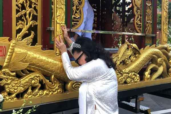 NSND Kim Cương bật khóc bên xe rồng đưa tiễn Thẩm Thúy Hằng về nơi an nghỉ