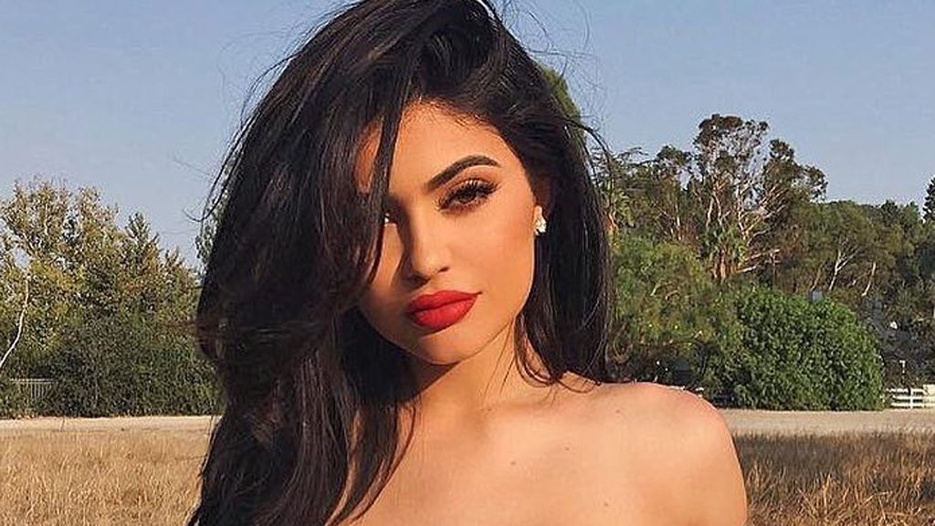 Vì sao các thương hiệu trang điểm do nghệ sĩ nổi tiếng “làm chủ” đang giàu lên nhanh chóng?