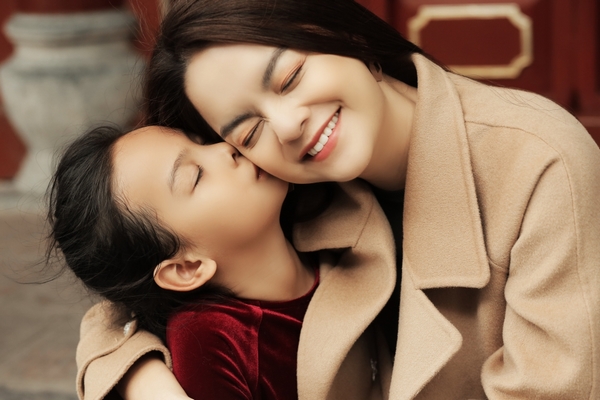 Phạm Quỳnh Anh ‘rủ’ con gái và học trò đóng MV Tết