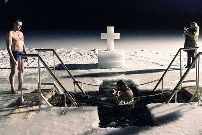 Độc đáo nghi lễ tắm lạnh giữa thời tiết âm độ ở Nga