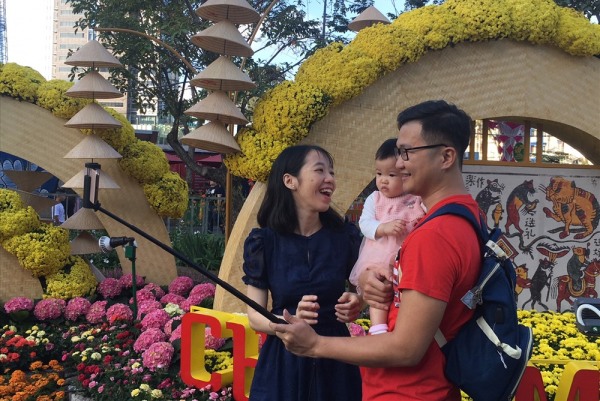 Sáng mùng 2 Tết tiết trời Sài Gòn se se lạnh, người dân đổ dồn về đường hoa du xuân