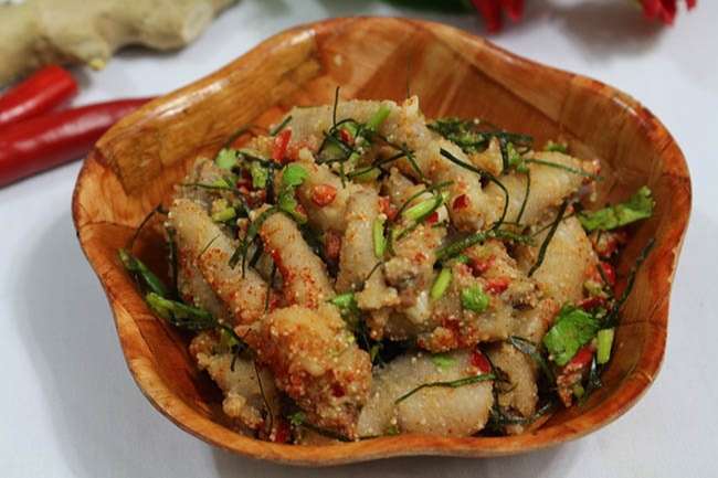Chân gà trộn thính, món lạ ngon bất ngờ