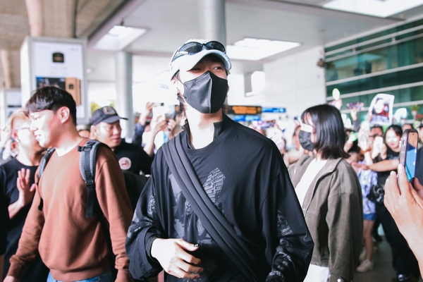 BamBam đến Việt Nam, vừa hạ cánh đã hỏi ngay nơi bán bánh tráng trộn