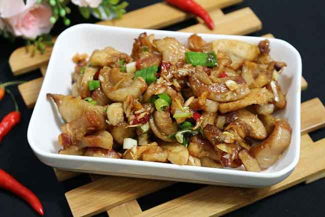 Tóp mỡ rim me món ăn bình dân thơm ngon ngày mưa