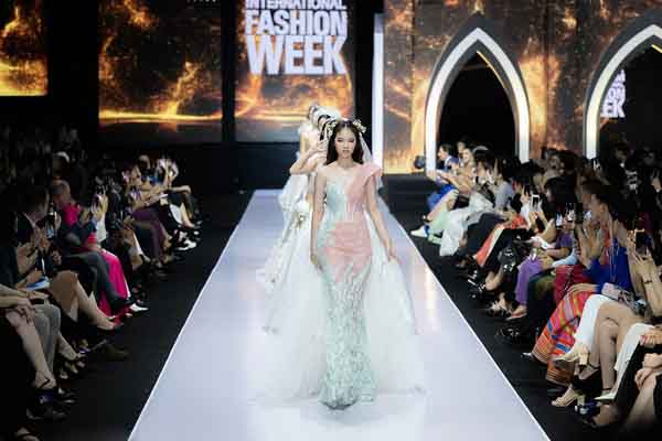 Bảo Hà khoe thân hình đồng hồ cát ở tuổi 13 ‘càn quét’ sàn diễn AVIFW 2022