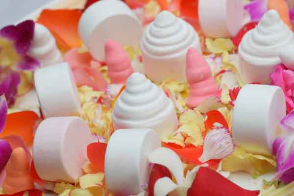 Giới trẻ chọn phấn nụ Huế làm đẹp an toàn