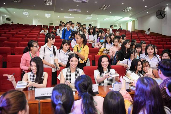 Hoàng Thùy Linh: ‘Sách quý là ánh sáng tri thức để nhanh đến thành công’