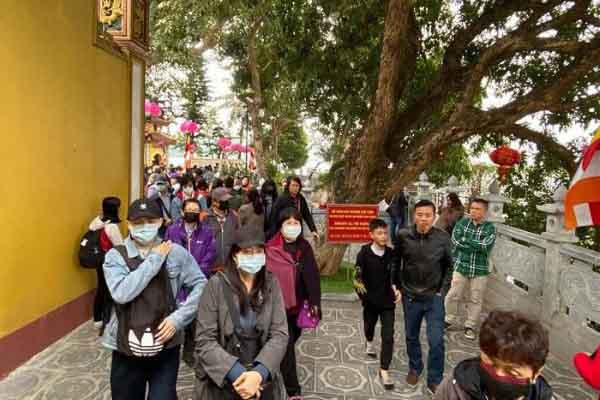 Mọi người đến chùa phải đeo khẩu trang phòng dịch nCoV