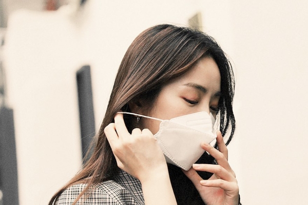 Nổi mụn vì đeo khẩu trang phòng dịch, đâu là cách chăm da hiệu quả?