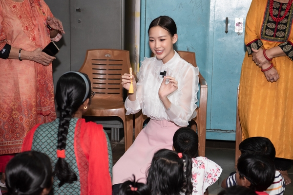 Bảo Ngọc thăm trẻ em là nạn nhân buôn bán tình dục tại Ấn Độ